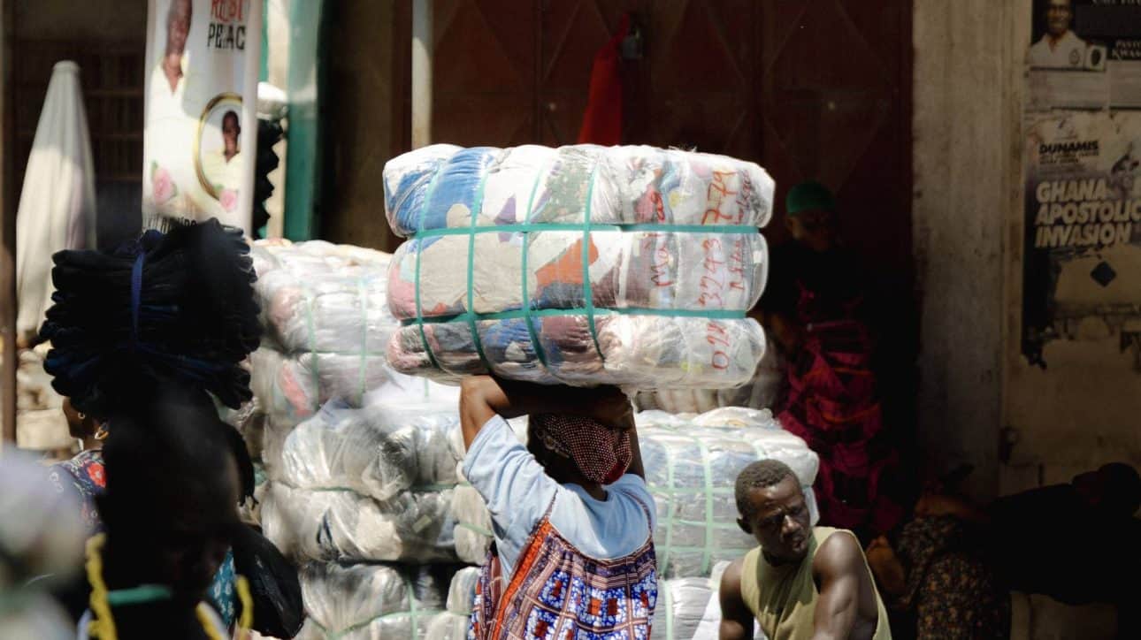 世上的多餘衣衫由她們來扛